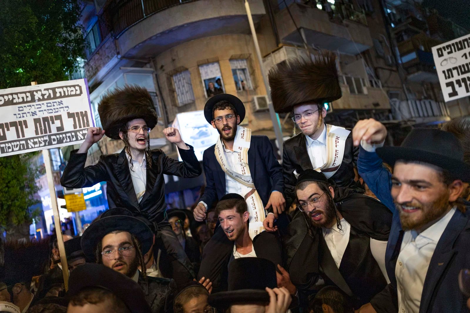 הפגנת העריקים מעוררת סערה: "צבא האויב" ו"חטופים" על שלטי חוצות