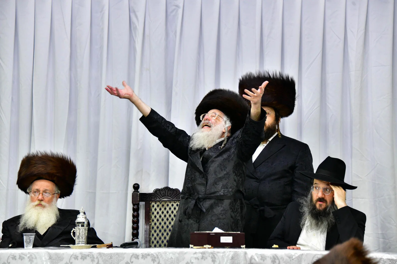 עם רמקול בידו; האדמו"ר ההונגרי הלהיב את החסידים אשר התרוממו עד כלות הנפש