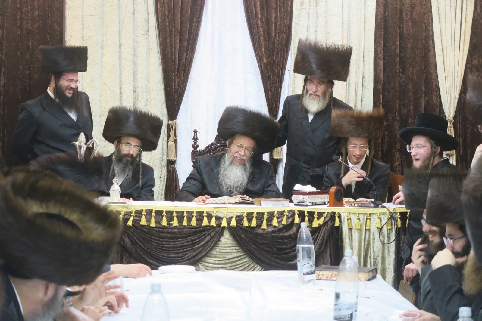 תִּיבוּ אֻשְׁפִּיזִין קַדִּישִׁין | תיעוד מיוחד מהרבי משבט הלוי בטיש לחיים בימי המועד