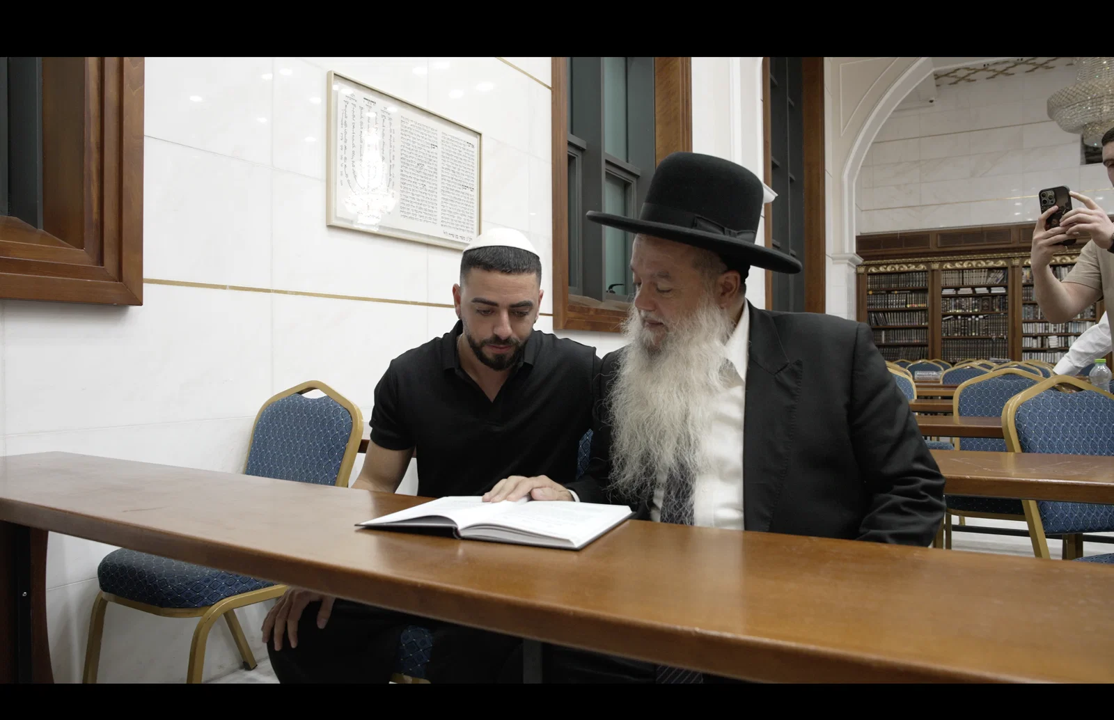 הרב יגאל כהן ועידן בקשי חוזרים: 'להיות בשמחה' - השיר שיחבק אתכם