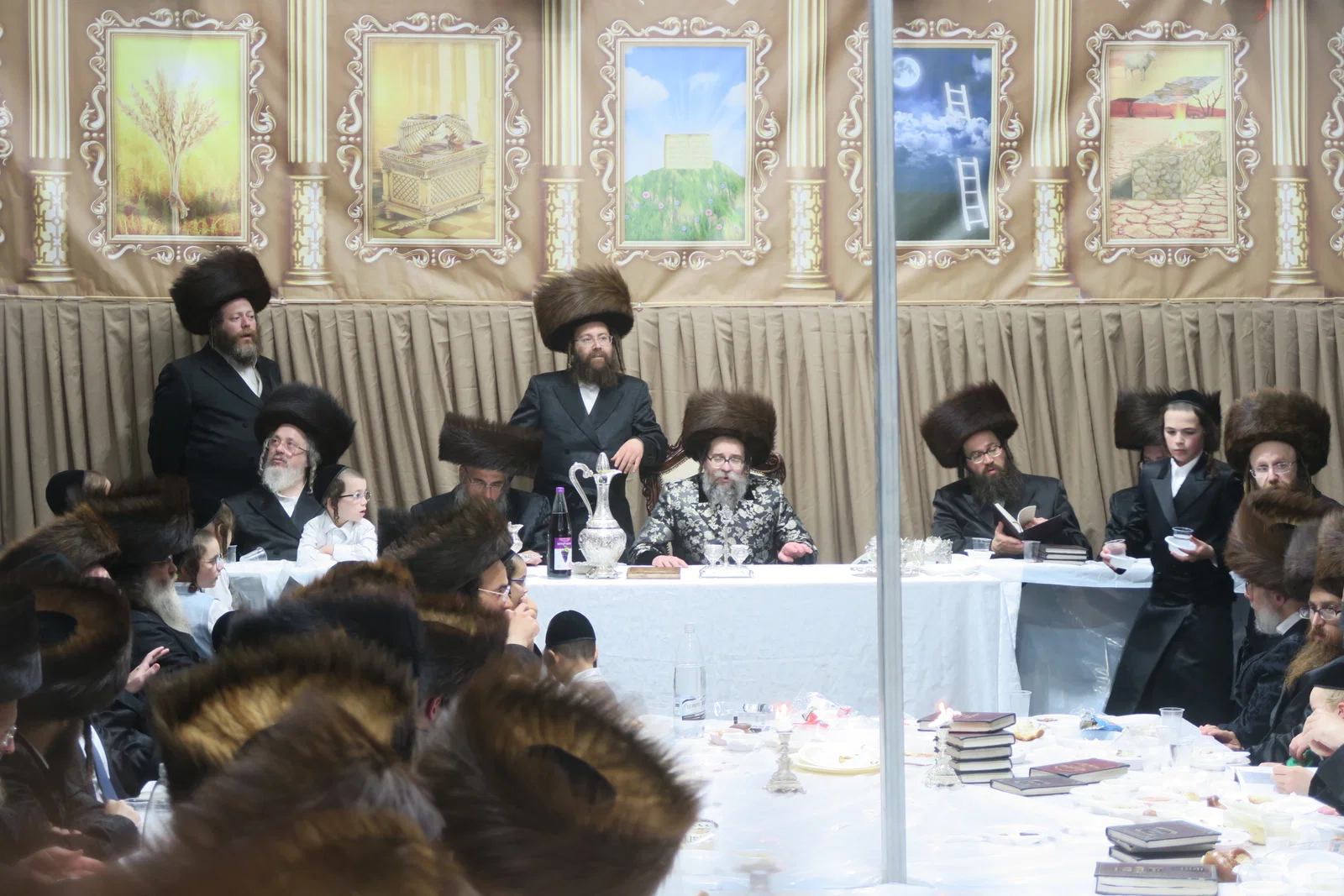אֲזַמִין לִסְעוּדָתִי אוּשְׁפִּיזִין עִילָאִין; הירושלמים נוהרים בהמוניהם לסקולען | צפו בגלריה