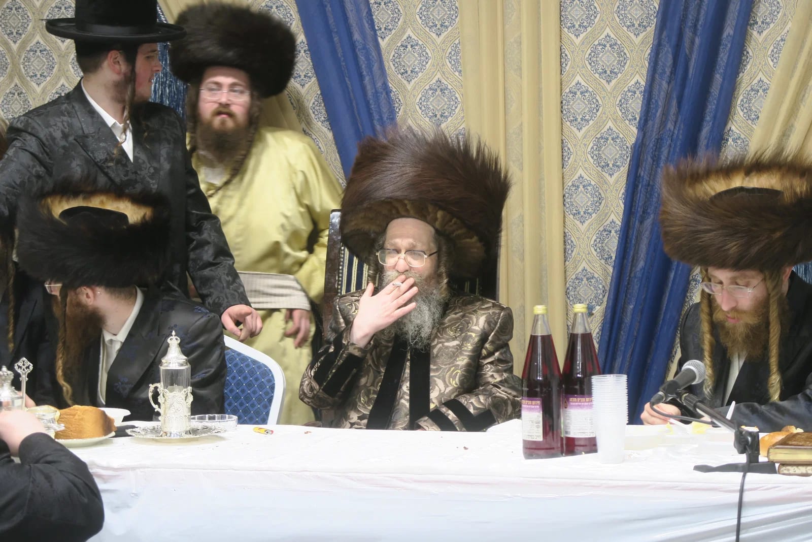 צפו בעבודת השרעפים של הרבי מקרעטשניף סיגעט עם סיגריה בעת שמחת בית השואבה
