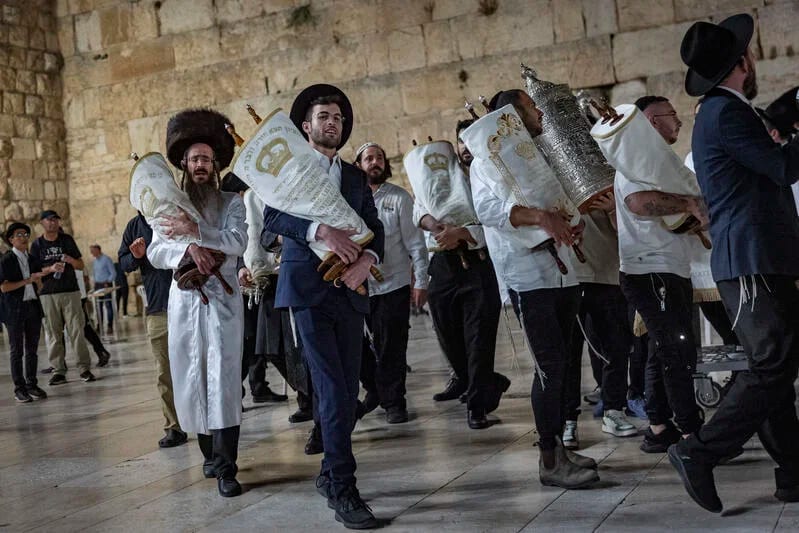 עם ישראל רוקד: הרב הראשי עם שורדי הנובה ותהלוכת ענק בת"א