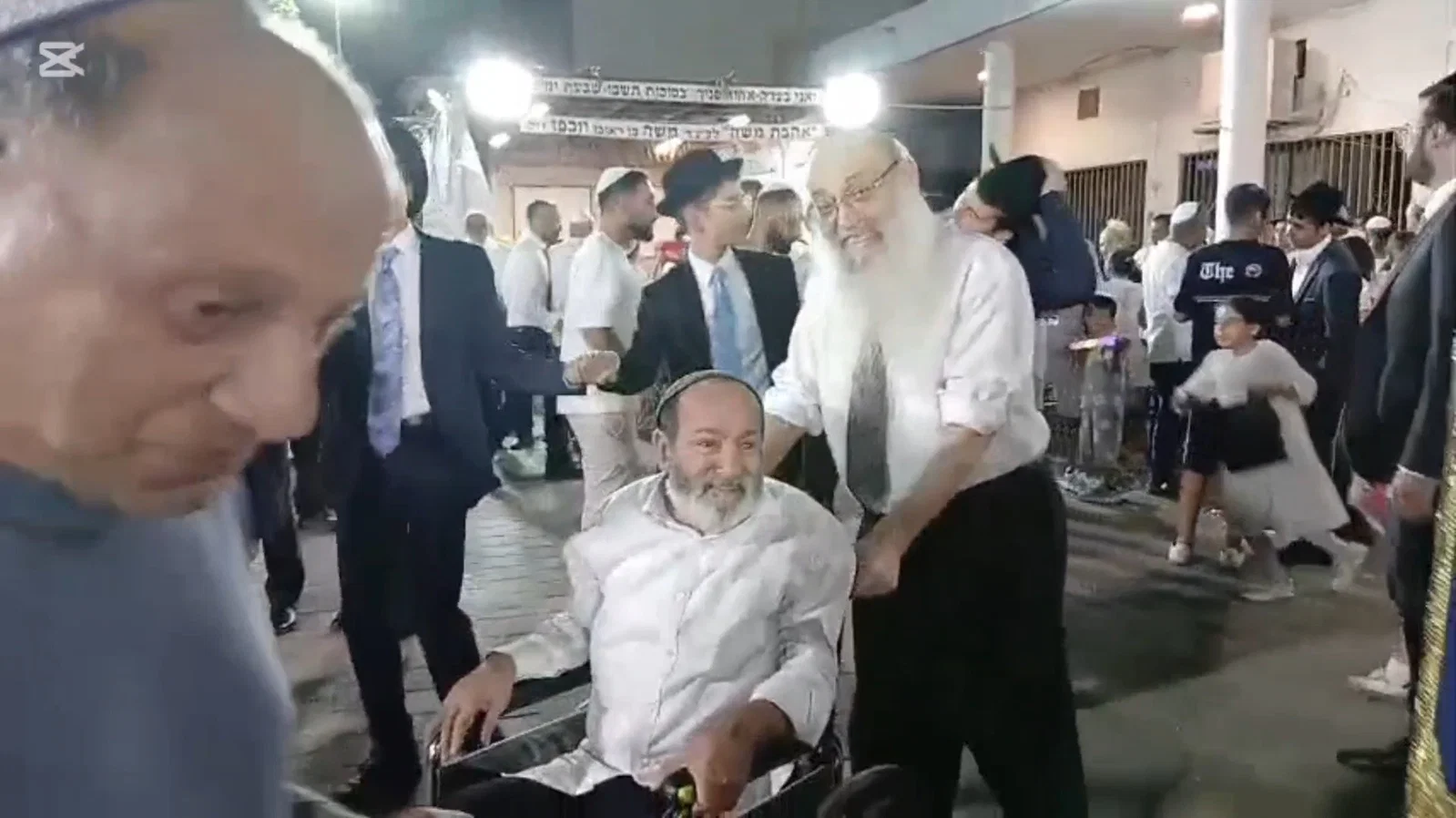 במקום גדולתו ענוותנותו; זקן המועצת הגר"מ מאיה הכניס את הנכה למעגל הריקודים