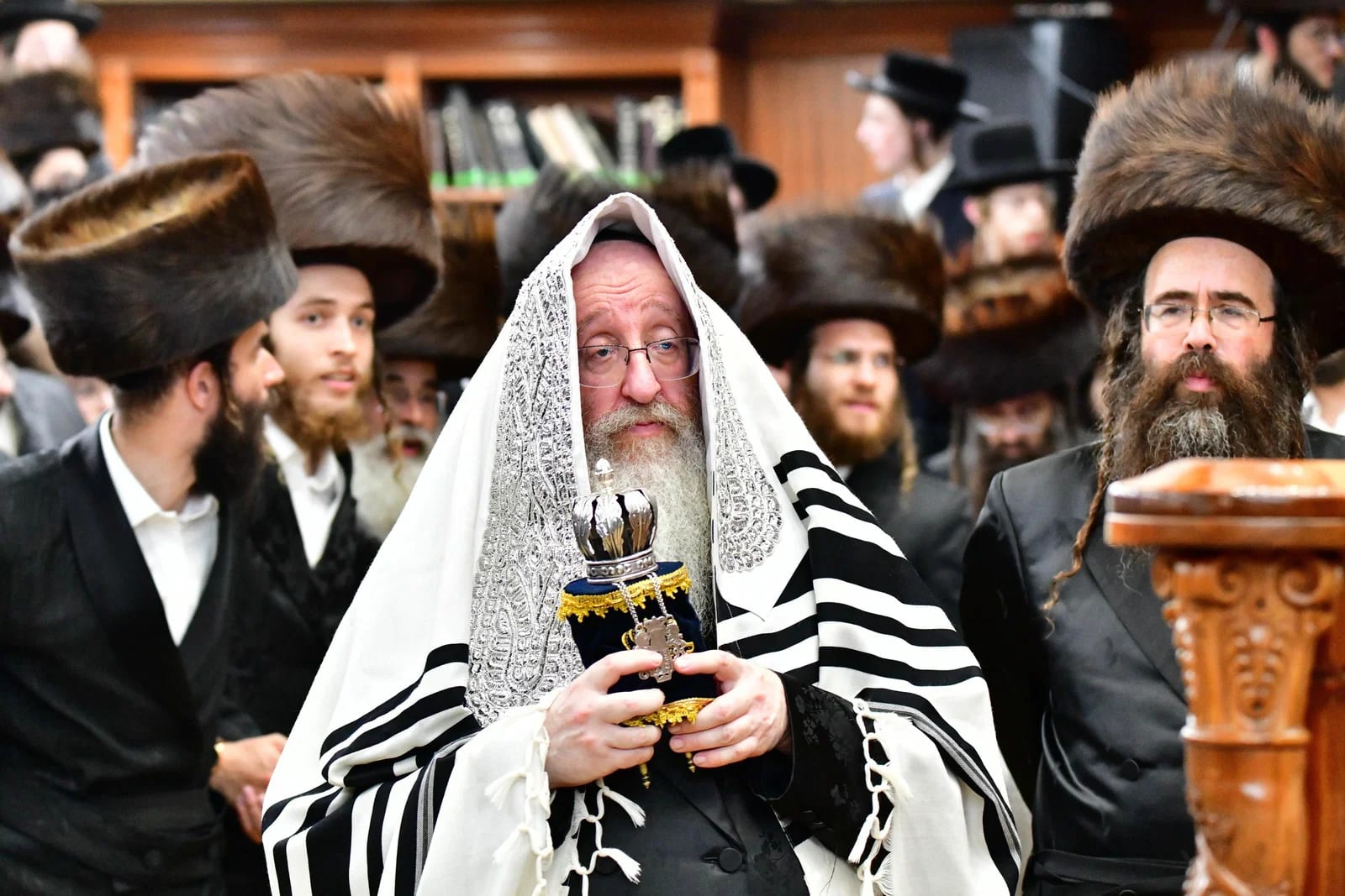 תיעוד מרומם; הרבי פיזז בעוז עם ספר התורה הזעיר שניצל מגלות סיביר