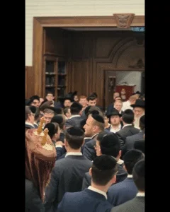 בליווי בנו 'המיוחד' | זו הסיבה שראש הישיבה נכנס להקפות בלי הר"מים • מרגש