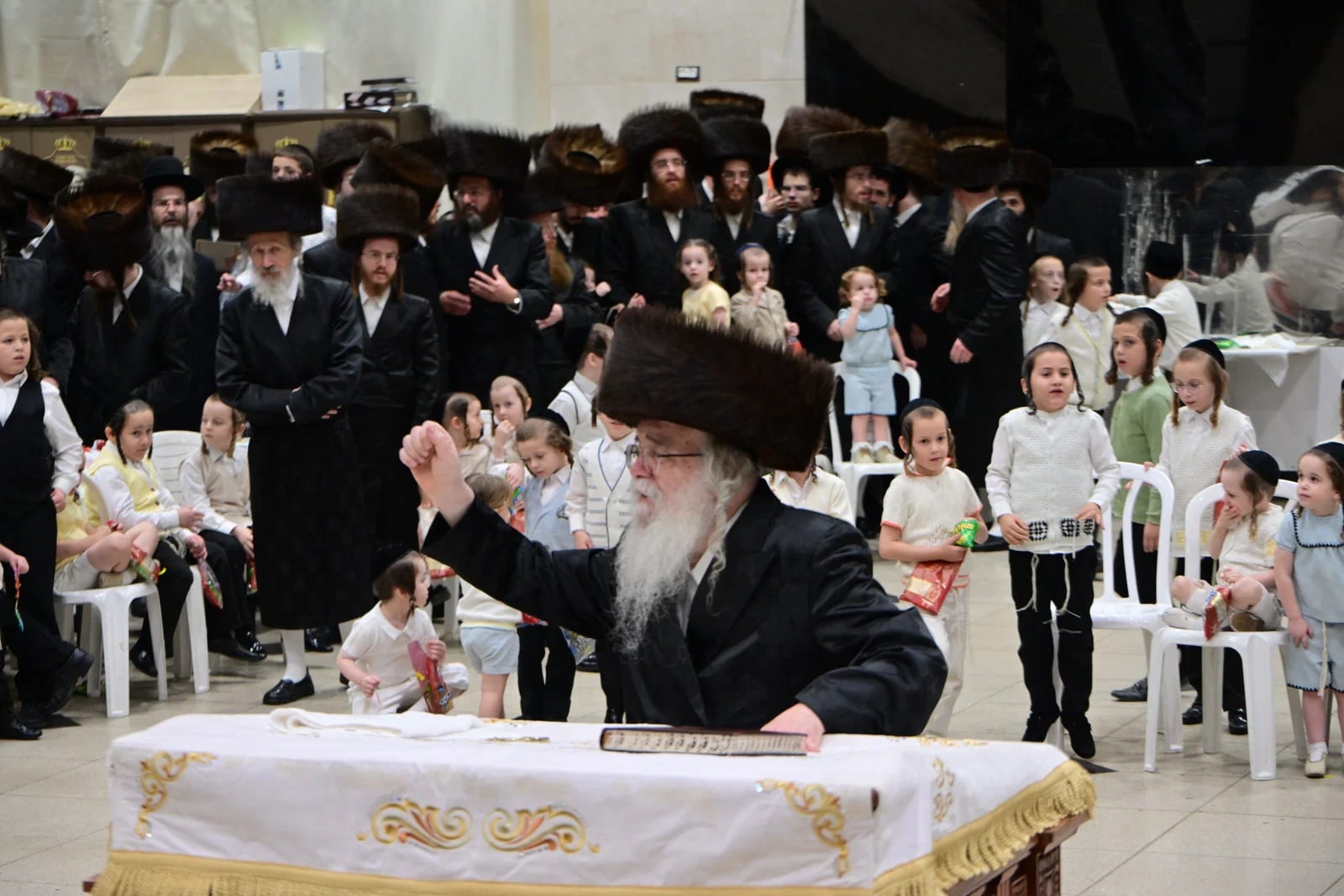 שעות ארוכות של התרוממות; הקפות שניות בחצה"ק דארג
