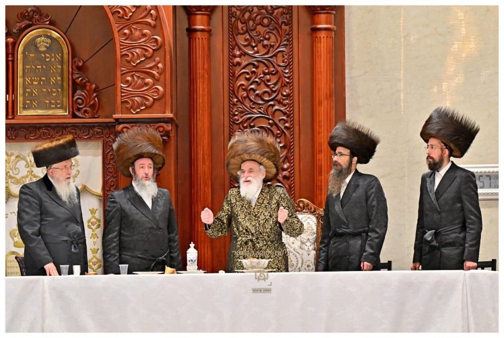 זְמַן שִׂמְחָתֵנוּ • מראות קודש מכל ימי החג בחצה"ק ויז'ניץ