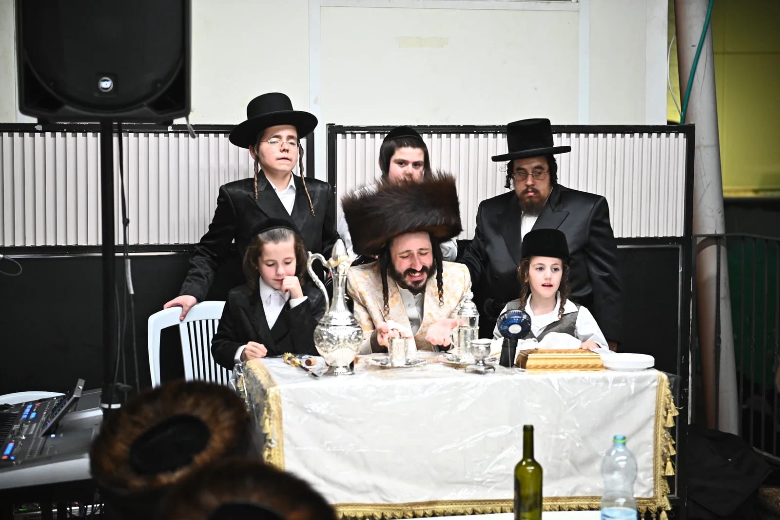 התיעוד שלא תפספסו | הרבי ממבקשי השם הלהיב את תושבי שיכון ו'