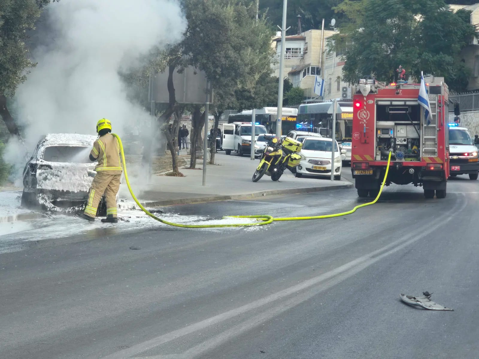 תיעוד | חשד לניסיון חיסול בעולם התחתון בירושלים: אב ובנו בן ה-13 נפצעו בפיצוץ