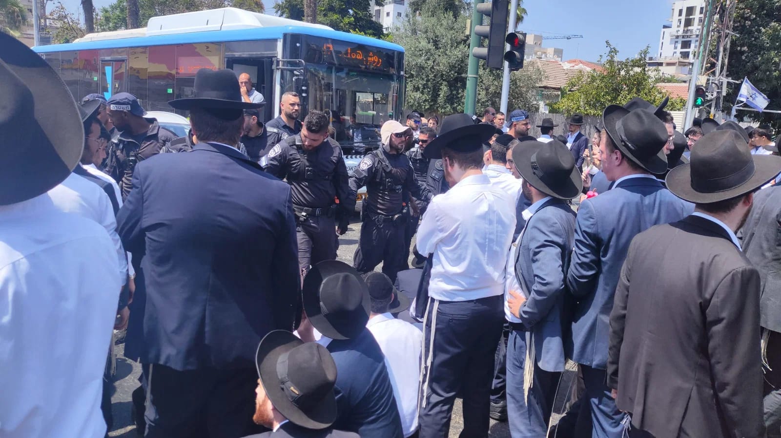 "הפלג צדק": המאבק המבודד שהפך לגל מחאה אדיר של עולם התורה