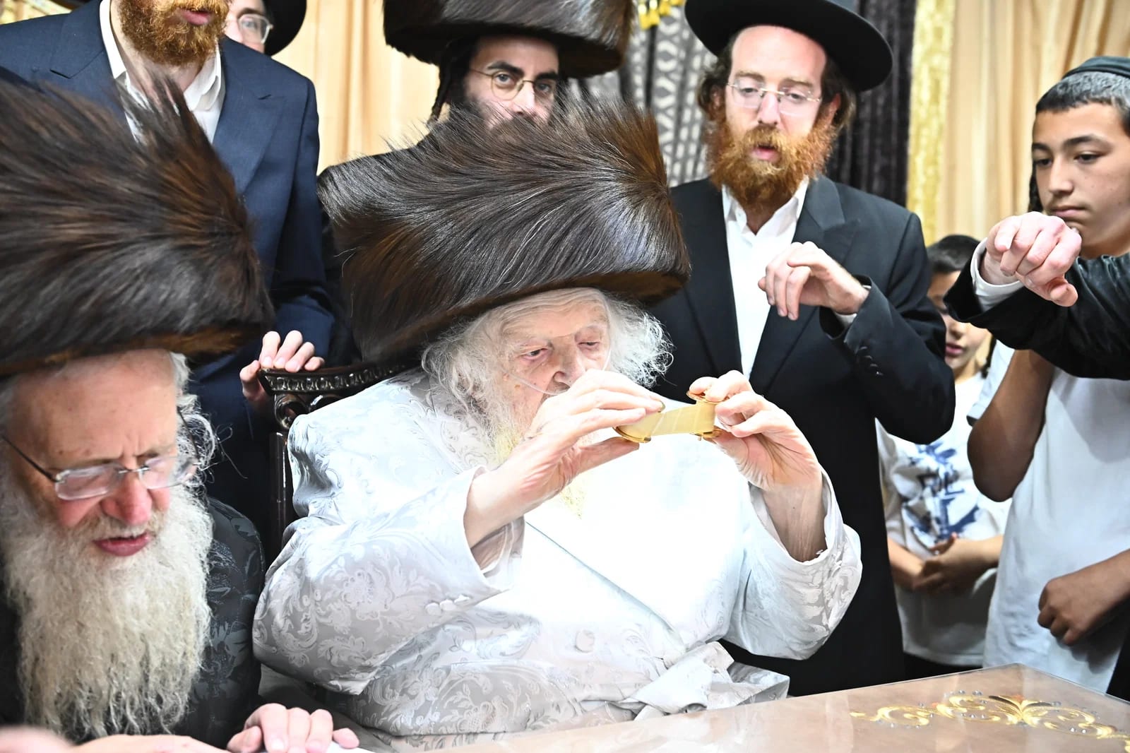 הדרמה בטיסה וספר התורה הזעיר; הימים הנעלים בצילו של הגר"מ שטרנבוך