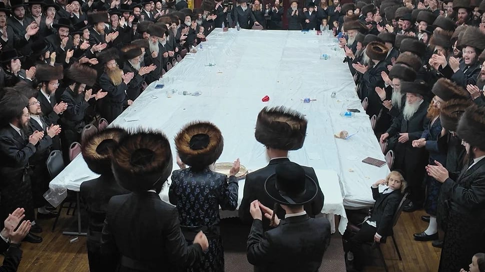 תיעוד מיוניון סיטי; הרבי חילק לחמניות והלהיב את חסידיו בימי החג