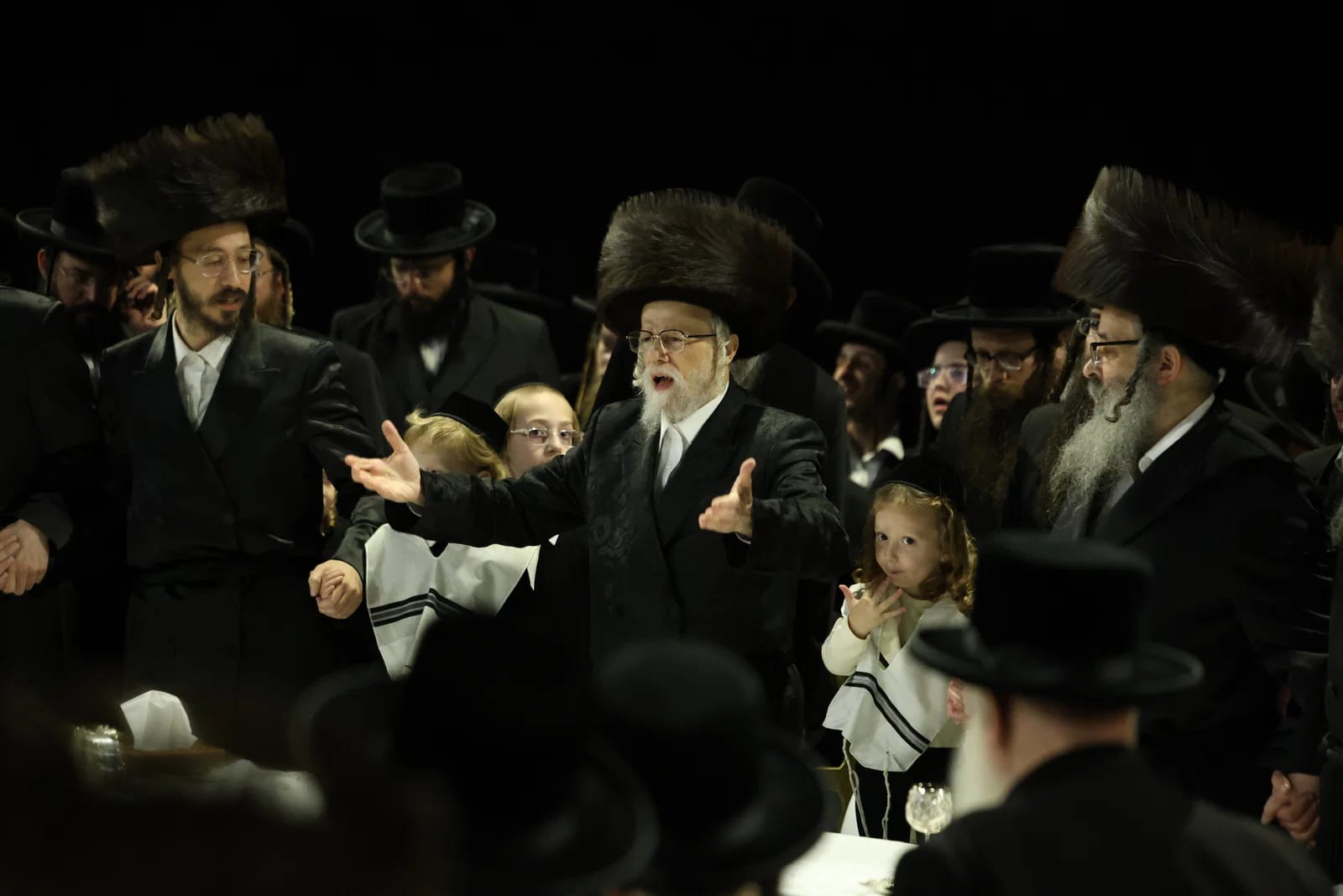 בבגדי שבת; הרבי מסערט ויז'ניץ פקד אמש את הציון הקדוש במירון