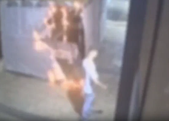 תיעוד דרמטי: ערבי ממזרח ירושלים מצית סוכה, התצפיתנים הובילו למעצרו