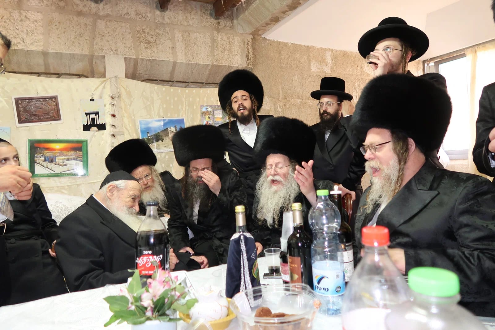 פגישה נרגשת בעיר העתיקה; כשהאדמו"ר מקוזמיר פצח בשירה בביתו של הגר"א נבנצל