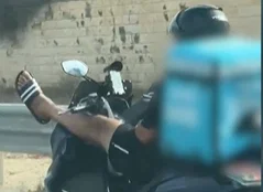 רגליים על הכידון ו'לייק' למצלמה: רוכב הקטנוע שהשתולל בכביש 4 חטף זימון לדין