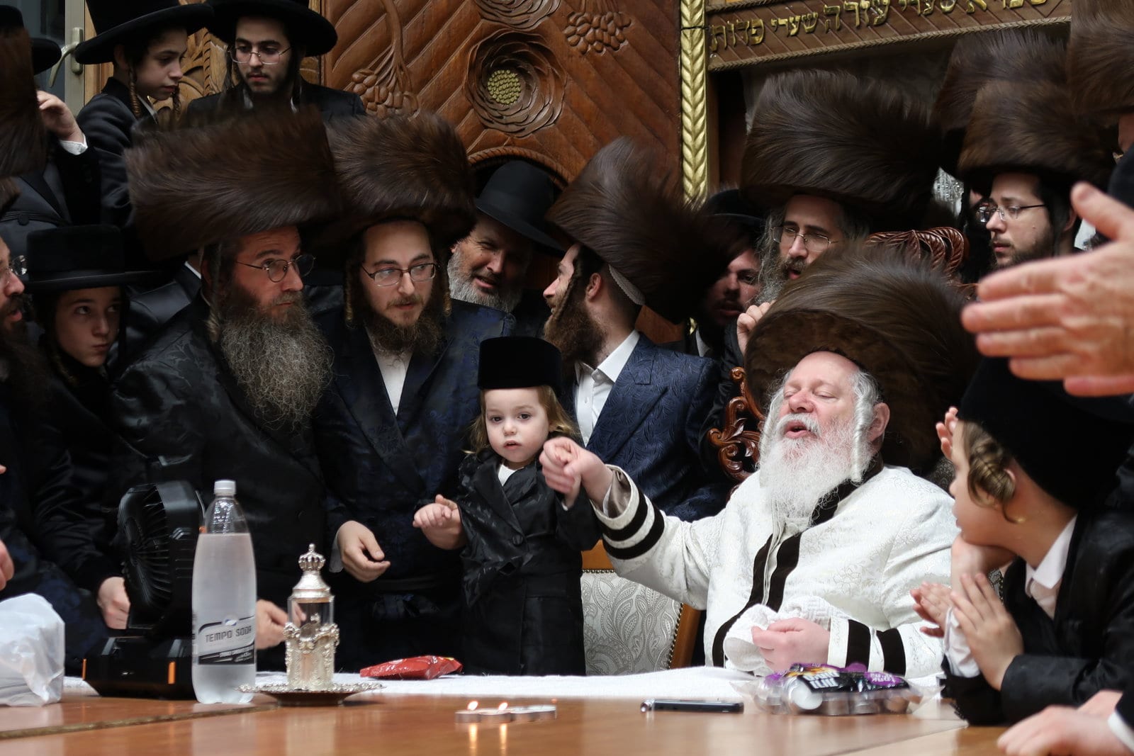 תיעוד חמוד; היניק מפרמישלאן התעטר בבגדי מלוכה קטנים