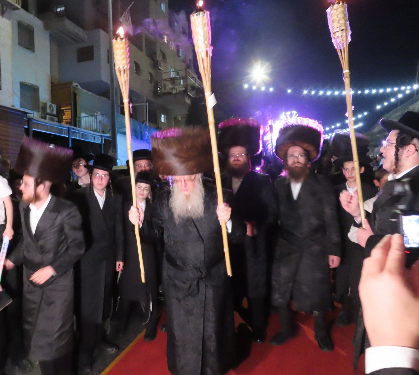 תושבי 'קנה בושם' נהרו עם לפידים בידיהם לחנוכת בית המדרש; צפו בגלריה