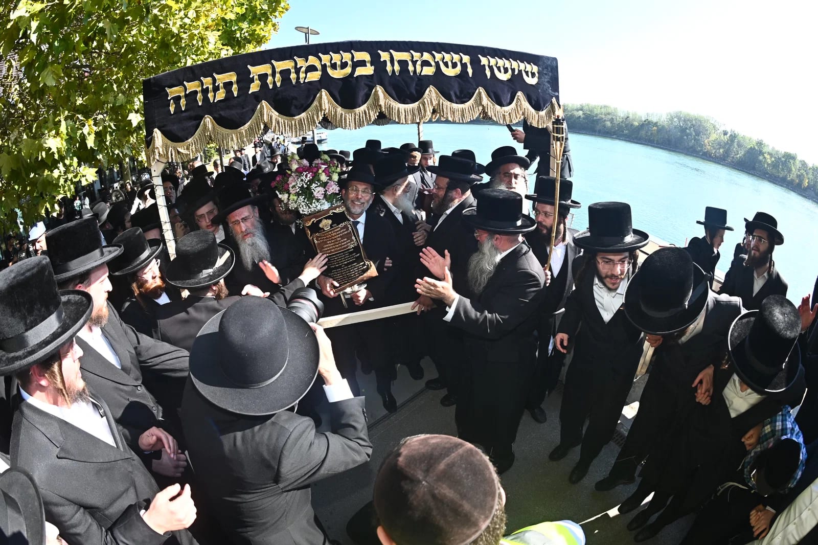 על גדות נהר הדנובה; המונים פיזזו בעוז עם ספר התורה שהגיע בטיסת צ'רטר מיוחדת