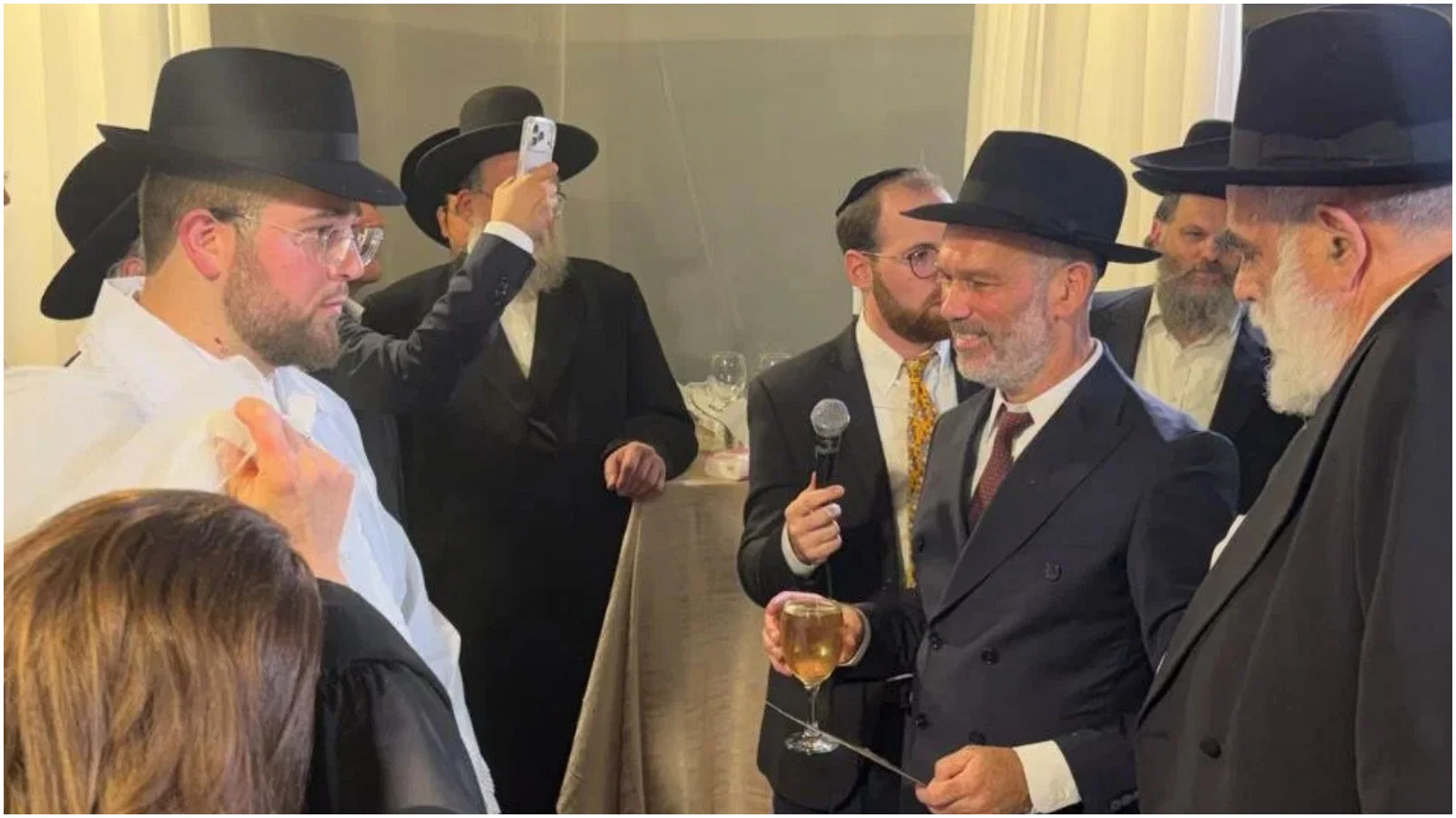 נס ועוד נס: הזמר יונתן רזאל חיתן את בתו - שנפלה מגובה בילדותה | צפו בשמחה