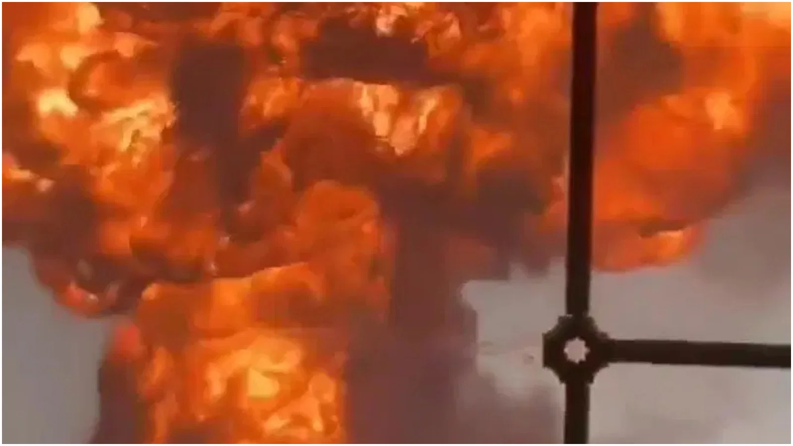 תיעוד דרמטי מצנעא: כדור אש אדיר בשמי הבירה; סעודיה תקפה את הדלק של החות'ים