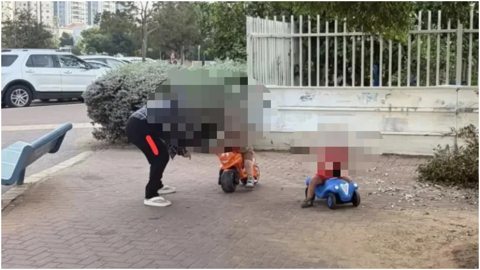 פעוטות יצאו לבד ממעון בפתח תקווה ואותרו משוטטים ברחוב; 2 גננות עוכבו לחקירה