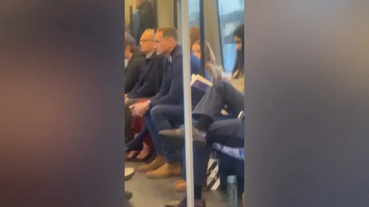 "סובבתי את הראש ופתאום ראיתי אותה": המלכה לעתיד והנסיכה תועדו על רכבת בלונדון