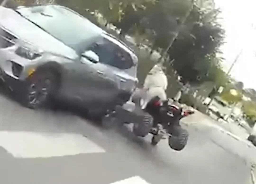 עף מעוצמת ההתנגשות: נהג טרקטורון נכנס ברכב במהלך מרדף דרמטי | צפו