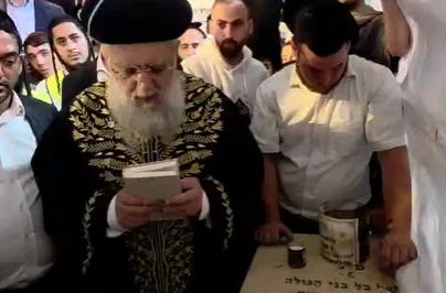 בהילולת אביו מרן זצ"ל: הראש"ל הגר"ד יוסף עלה בסמוך לחצות לציון בסנהדריה