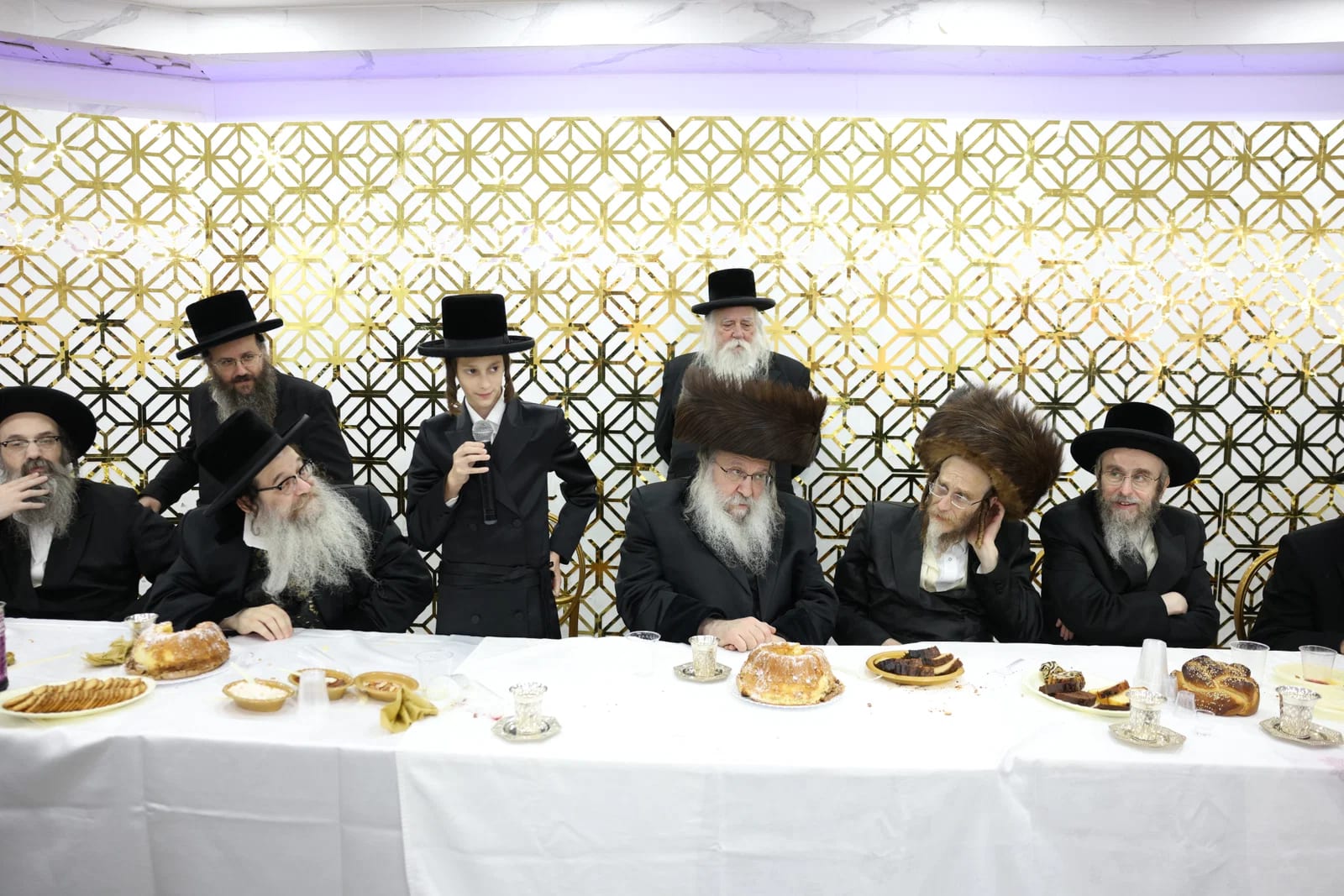 האחים האדמו"רים מנדבורנה התאחדו בשמחת בר המצווה לנכד הרבי זצ"ל