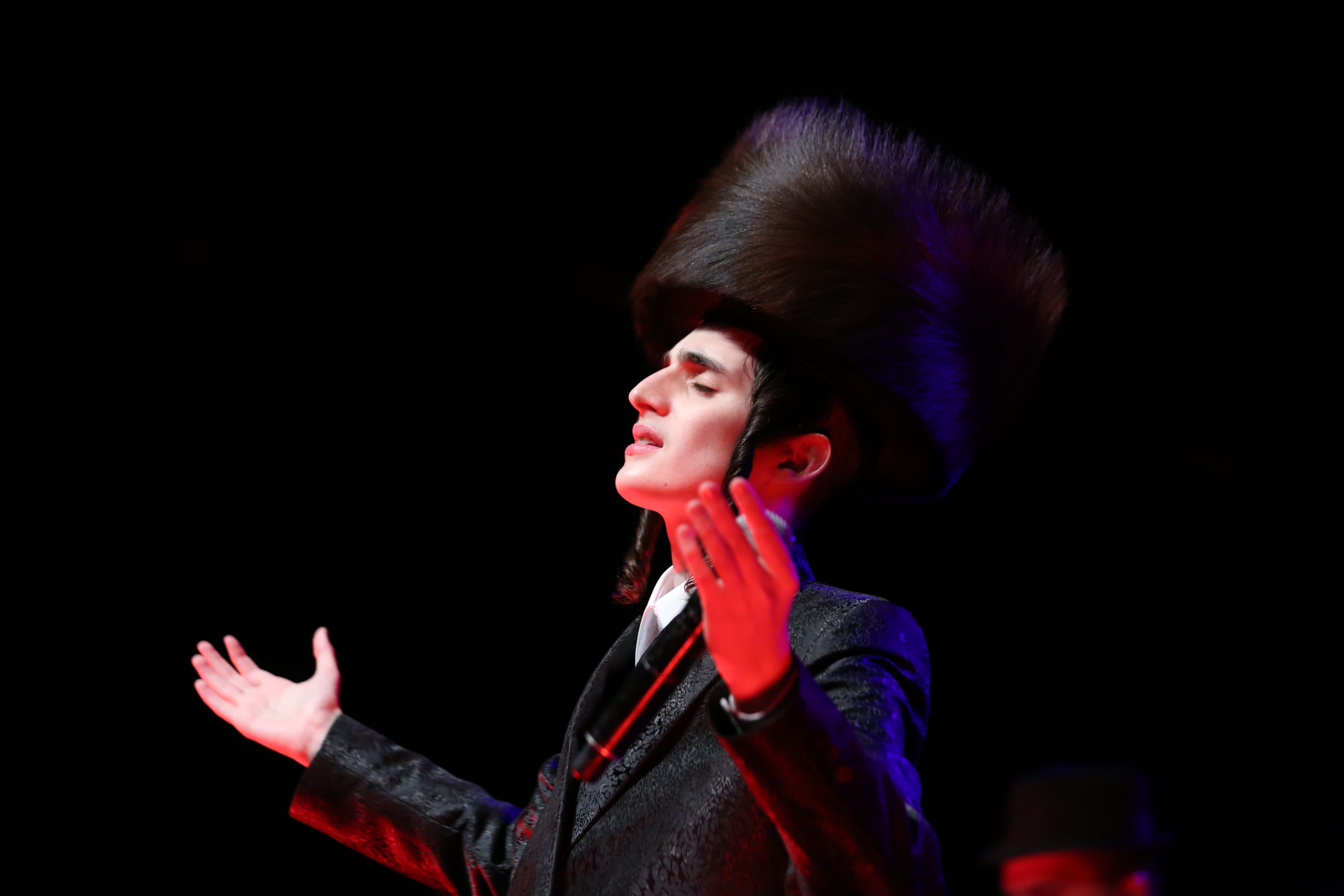 Haaretz Journalist Defends Haredi Singer Moti Steinmetz Amid Gender Separation Controversy