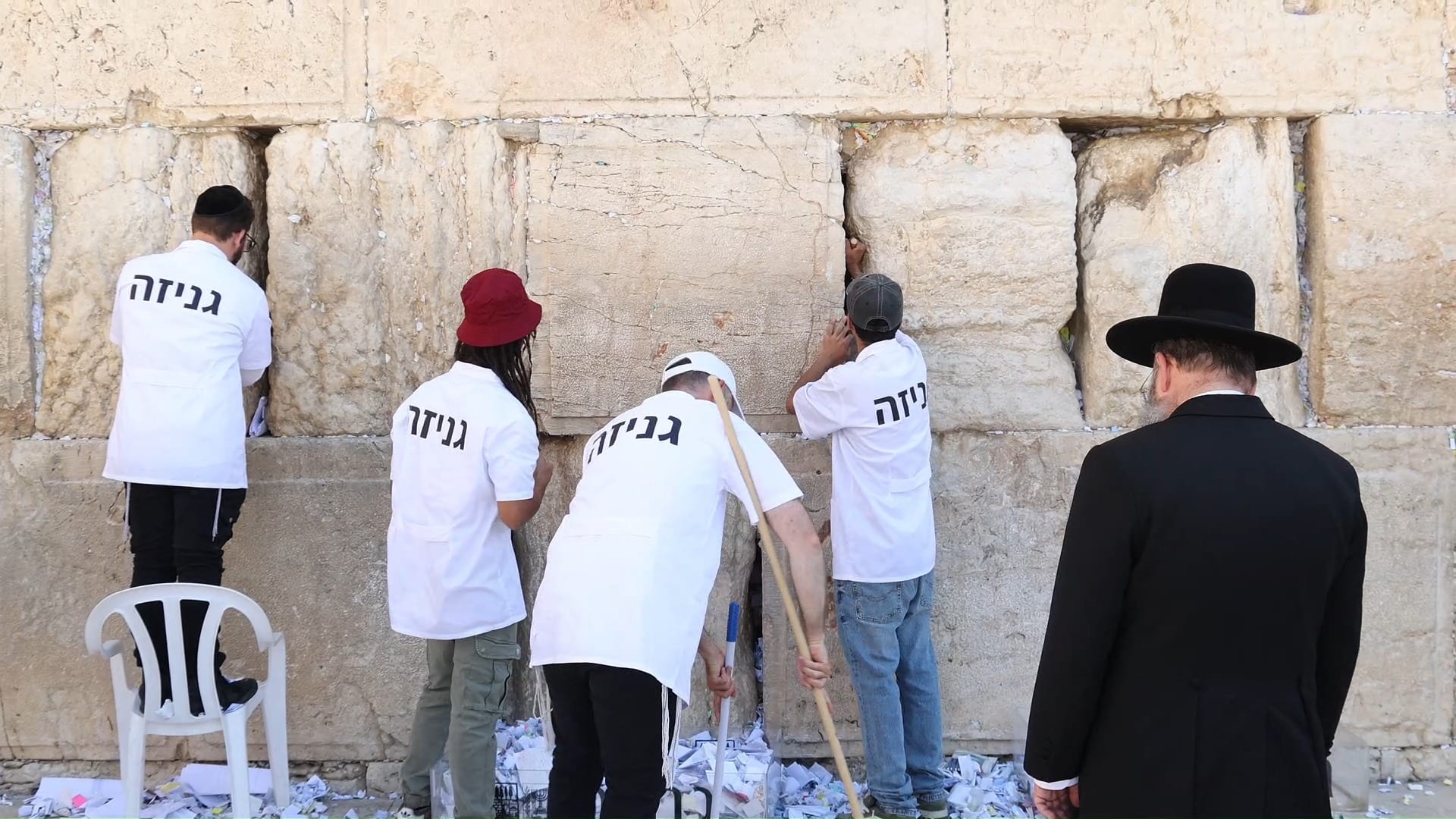 Tens of Thousands of Prayer Notes Removed from Western Wall Ahead of High Holidays