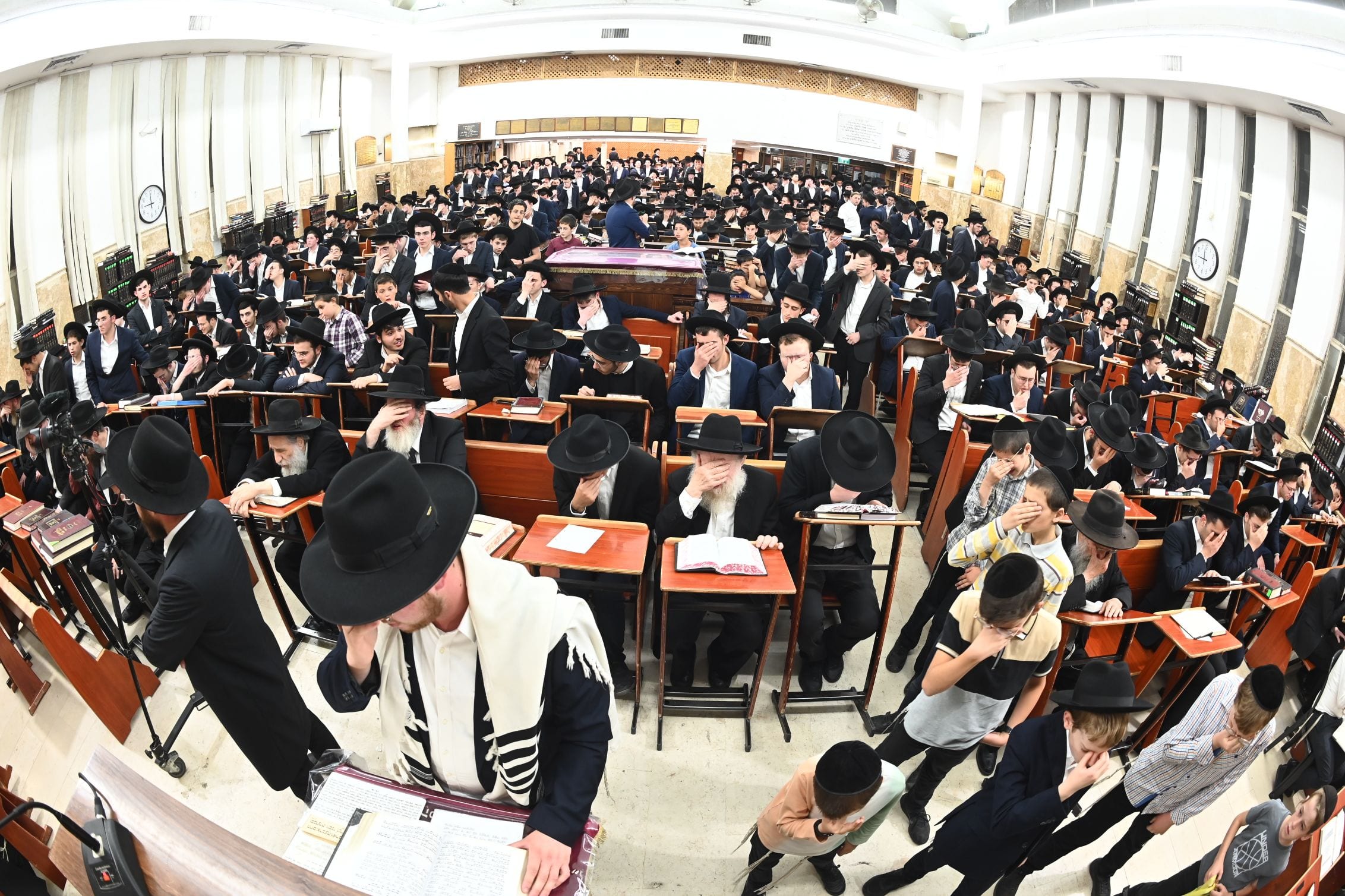 Longtime Chazan Steps Down After Decades Leading Yomim Noraim Musaf at Kol Torah Yeshiva