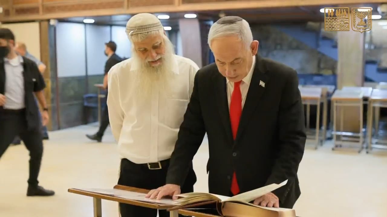 Netanyahu Prays at Western Wall for IDF Soldiers Hours Before Rosh Hashanah