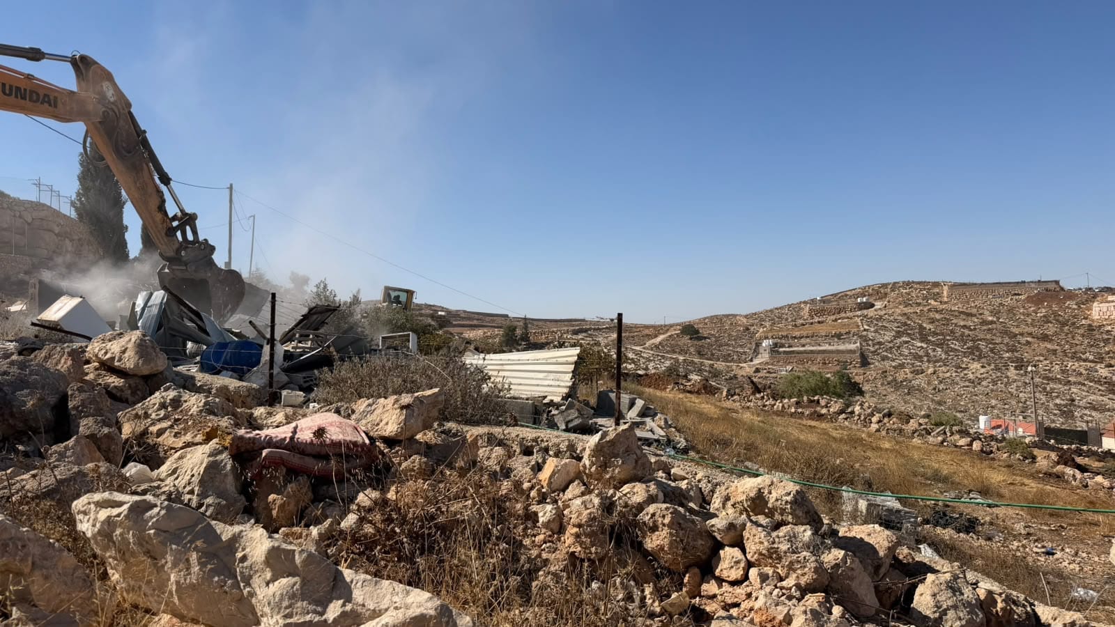 Major Enforcement Operation Clears Illegal Arab Structures Near New Communities
