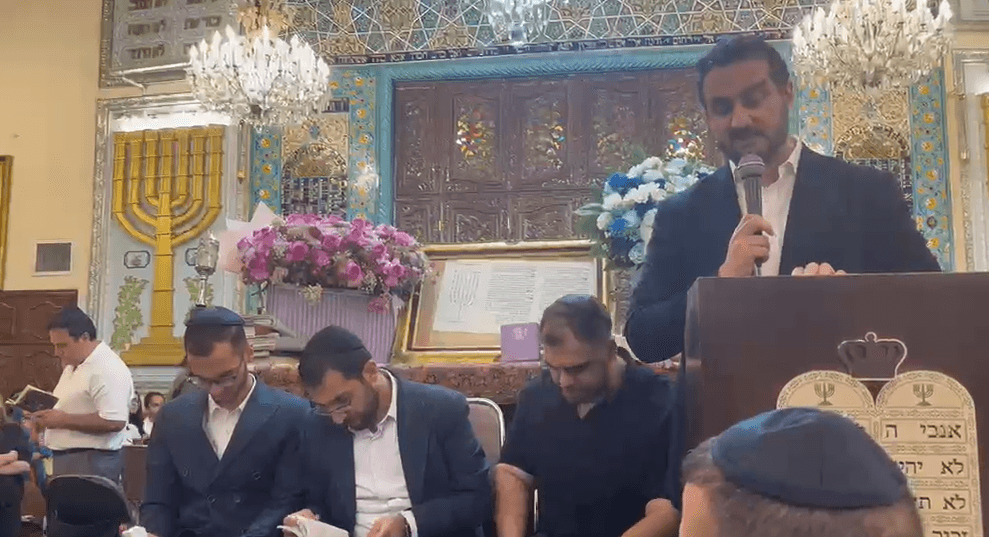 Iran's Chief Rabbi Leads Moving Pre-Yom Kippur Selichot in Tehran
