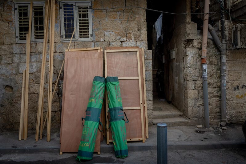 Man Falls From Ladder Building Sukkah in Bnei Brak, Evacuated to Hospital