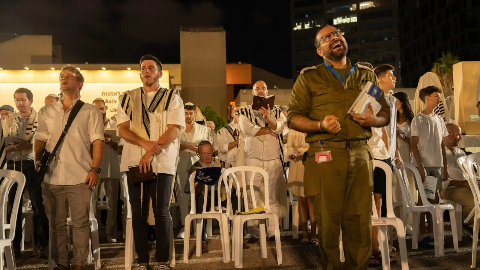 שנה שלישית ברציפות: תפילות יום הכיפורים בכיכר החטופים