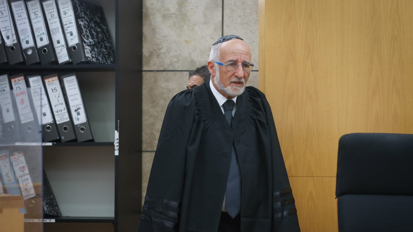 השופטת המחוזית המליצה על עו"ד בקבוצת וואטסאפ - הנציב אשר קולה התערב