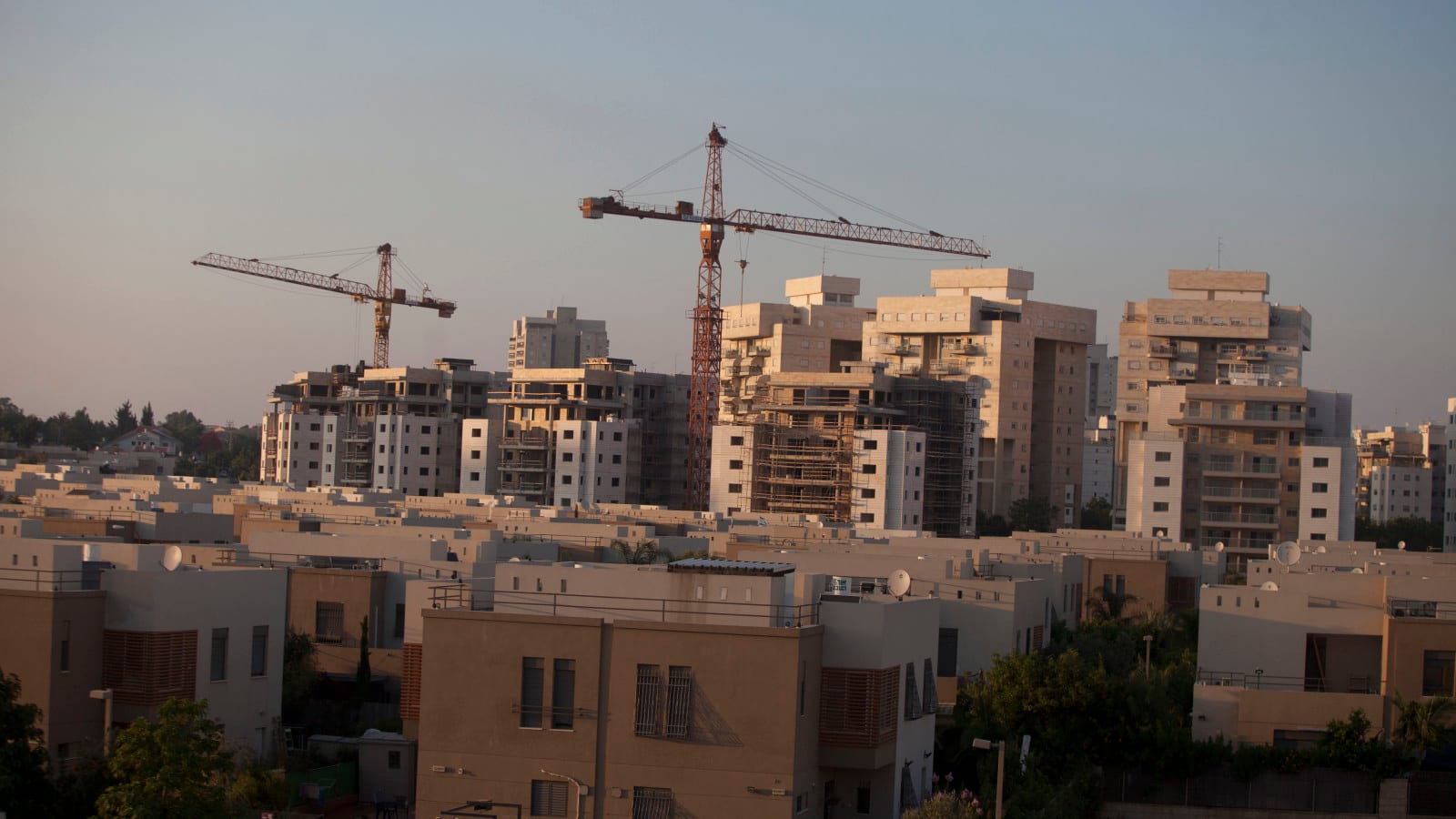 יותר מ-320 מבנים והטבות לעובדים: תחקיר הדירות הסודיות של קק"ל