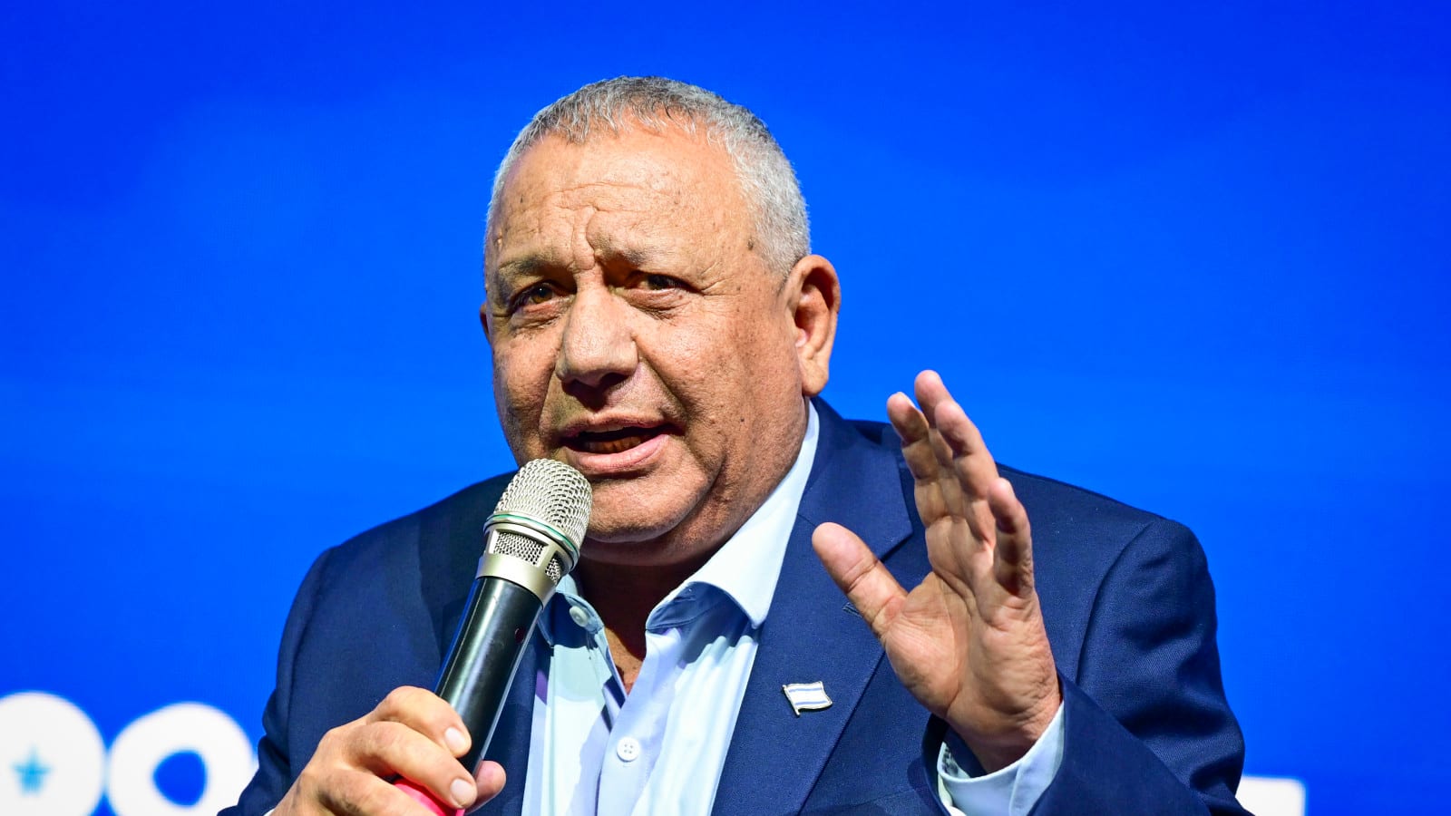 בכירים בגוש השינוי מאשימים: "איזנקוט עסוק בהכתרה שלו לראשות הממשלה"