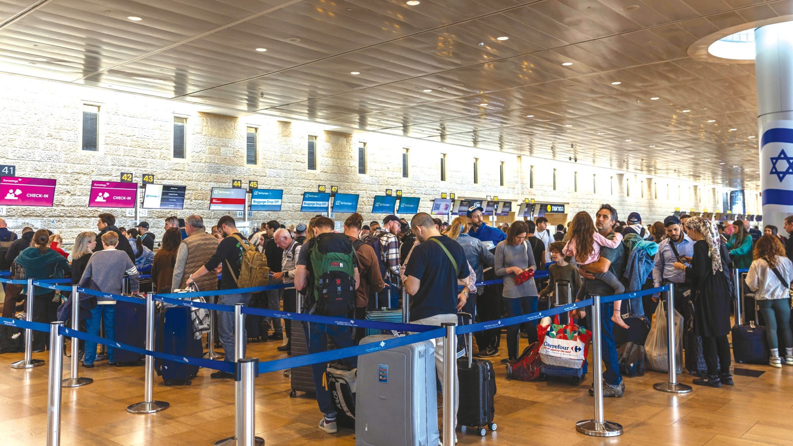 אנשים על אנשים: תיעוד חסר תקדים מהכאוס בנתב"ג | צפו