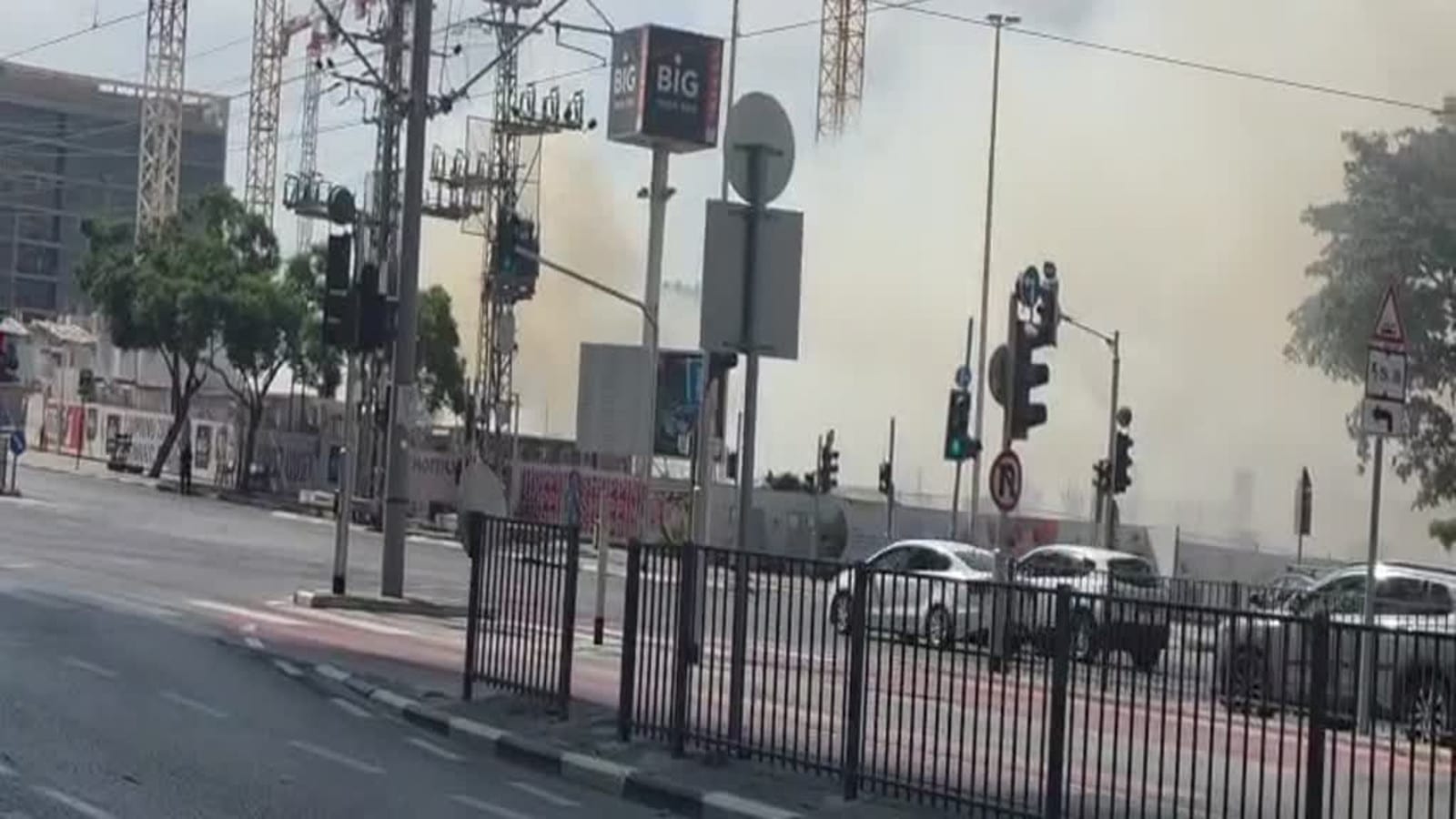 המרכז הענק של פתח תקווה עולה בלהבות - עוד לפני שהספיק להיפתח