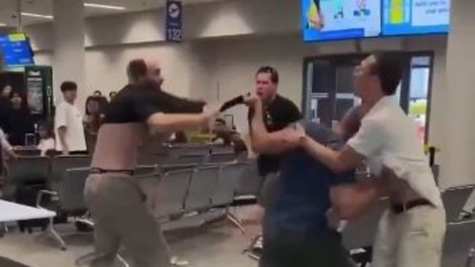 קללה נגד ישראלים, צעקות ומכות: התיעוד שמסעיר את הרשת