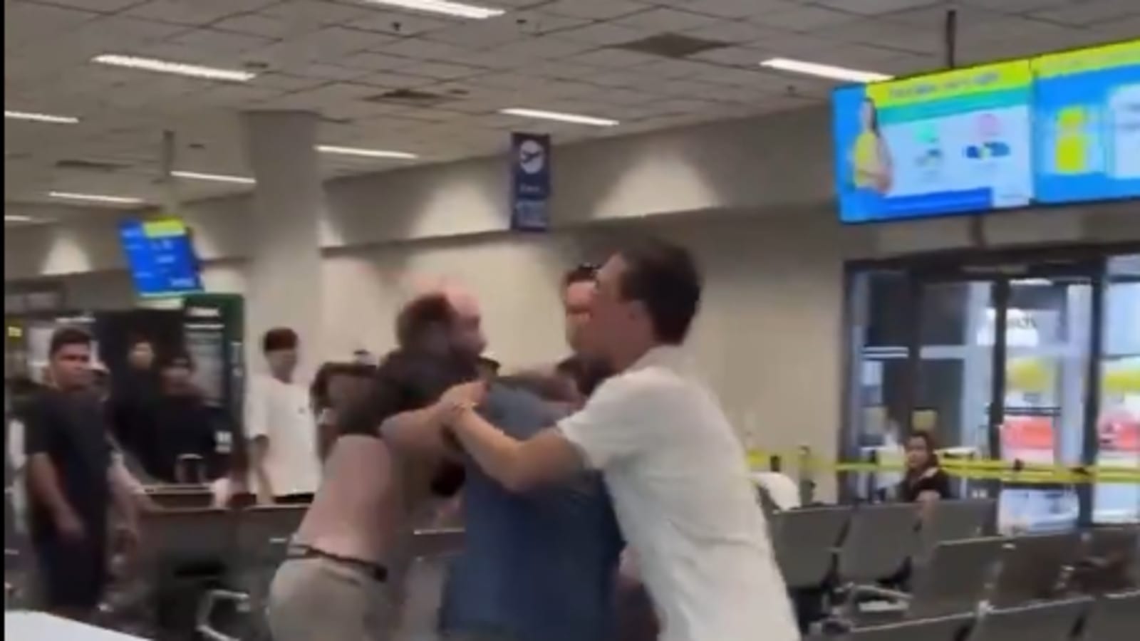 קרא ליהודי "רוצח תינוקות" בשדה התעופה - ואז התחילו המכות