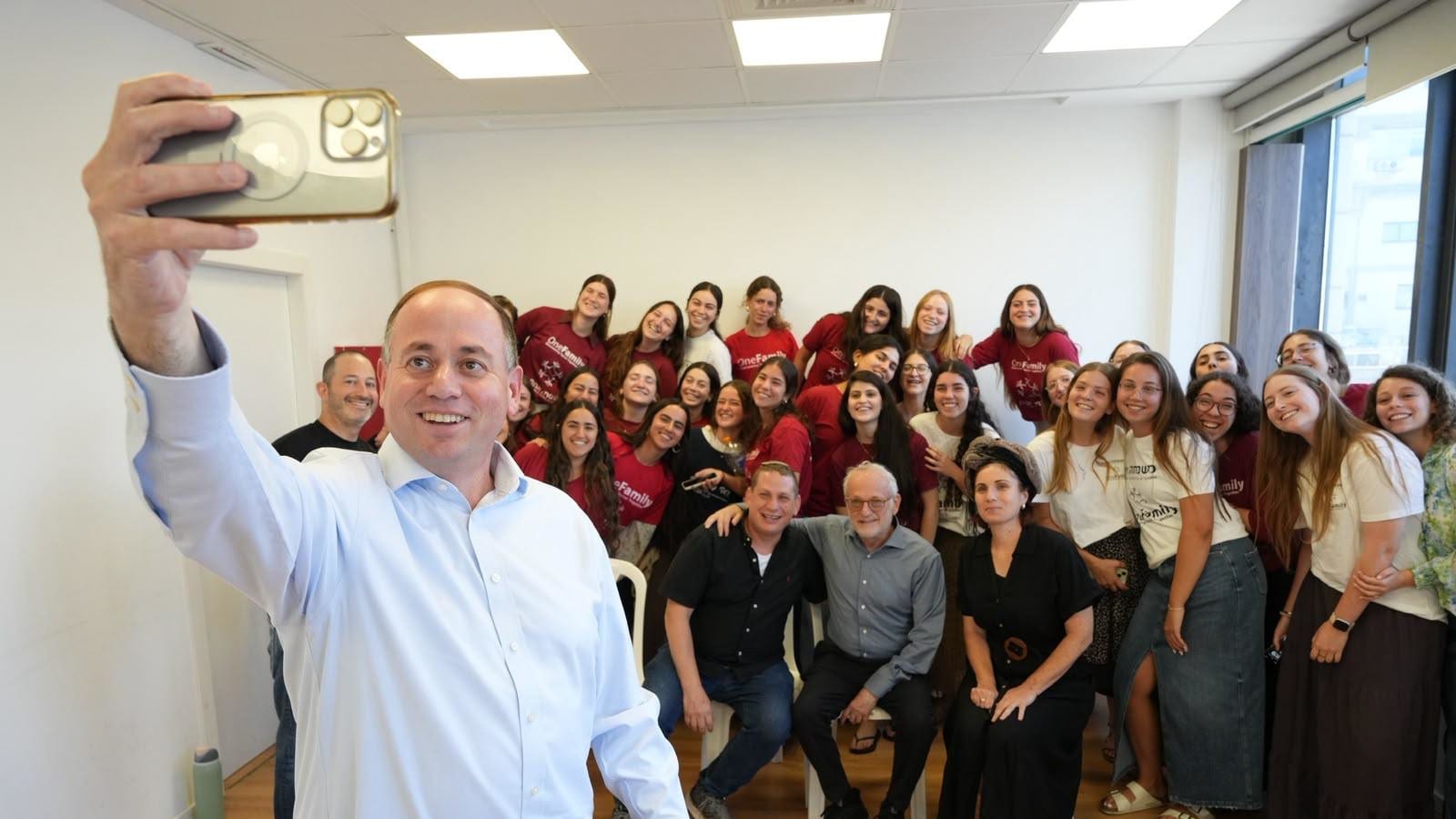 חוד החנית של החזית האזרחית: ראובן פינסקי נפרד מבנות השירות של "משפחה אחת"