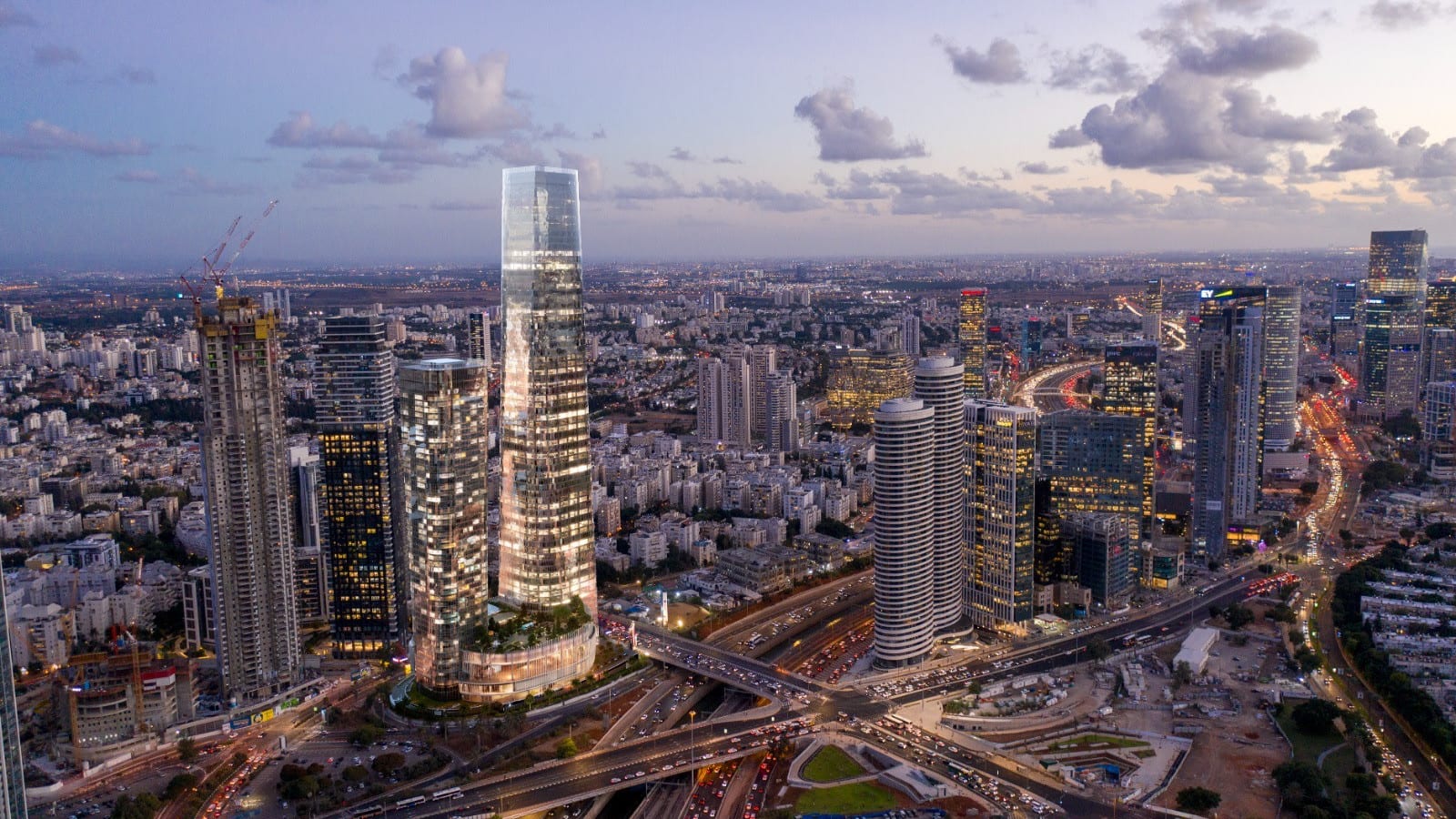 לגעת בעננים: איך מפנים 10,000 איש ממגדל העסקים הגבוה בישראל?