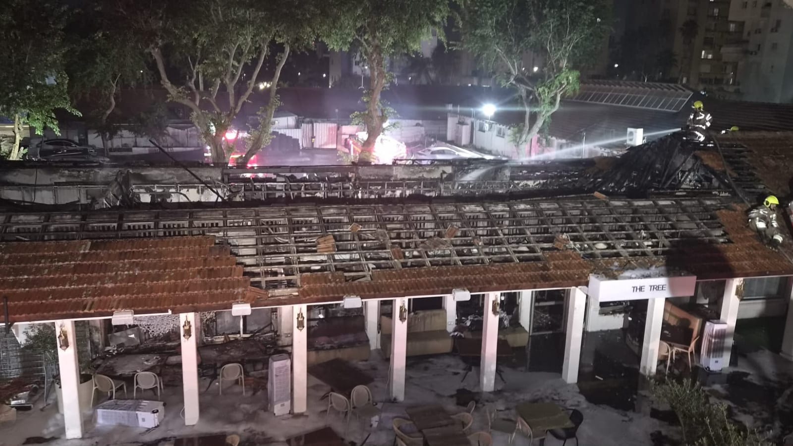 חשד להצתה: מבנה מסחרי ותיק נשרף באשקלון, בתי עסק נוספים ניזוקו