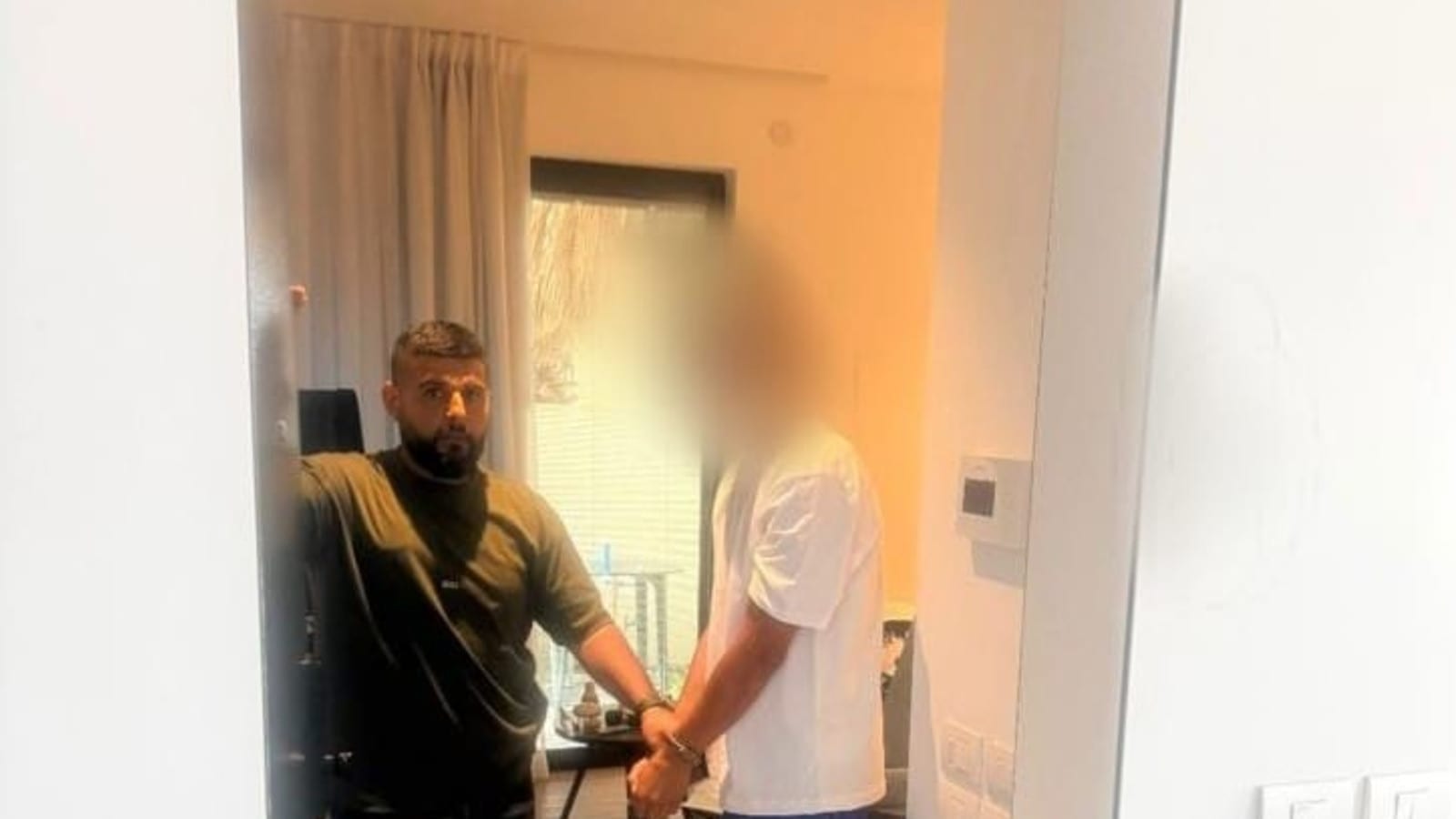 חשד לעוקץ אשראי במאות אלפי שקלים: רכש מוצרי חשמל ונעליים — ומימן לעצמו מותגי יוקרה